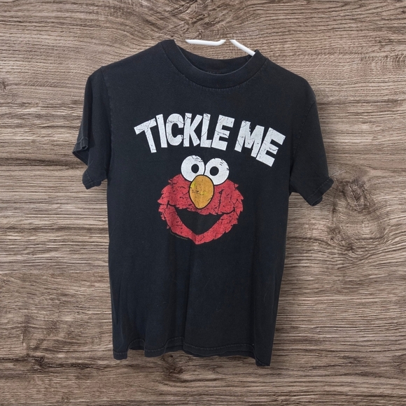 ⭐️Sesame Street Black and Red Elmo Short Sleeve Tee Size Small - Picture 1 of 5
